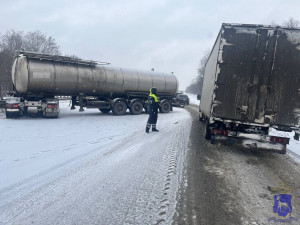 В Ставропольском районе 20 февраля сотрудники ГАИ СО работают на месте ДТП с большегрузом.