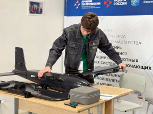Одной из площадок стал Самарский техникум авиационного и промышленного машиностроения им. Д.И. Козлова, где второй год подряд проверяют умения конкурсантов по ремонту беспилотных летательных аппаратов.