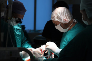 Сложность вмешательства заключалась в необходимости частичной резекции нижней полой вены и проведения нефрэктомии.