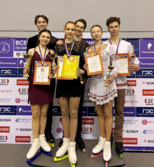 В Самаре проходят всероссийские соревнования по фигурному катанию на коньках. 20 февраля были разыграны первые комплекты наград. 