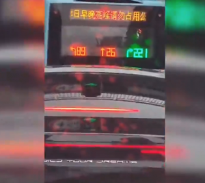 В Китае на городских автобусах дублируются сигналы светофора и стрелки направления движения.