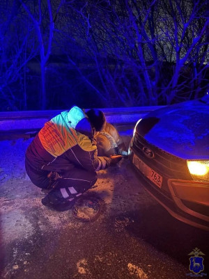 Полицейские оказали помощь водителю, автомобиль которого  сломался на трассе в Волжском районе