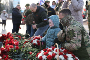 23 февраля в Самаре у Вечного огня и горельефа «Скорбящей Матери-Родине» состоялась торжественная церемония возложения цветов, посвящённая Дню защитника Отечества.