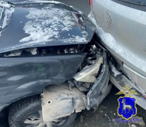 Автомобиль врезался в стоящую машину в Советском районе города Самары