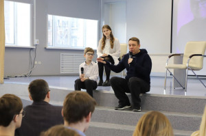 В самарской школе № 41 «Гармония» в рамках проекта «Классные встречи» со школьниками встретился руководитель движения «Самарский КВН» Сергей Ларионов.