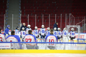 В Самаре во Дворце спорта имени Владимира Высоцкого состоялся турнир по хоккею под лозунгом «В единстве наша сила, в сплоченности успех!», посвященный Дню защитника Отечества.