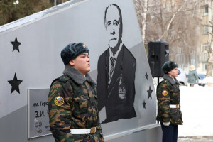 Память Героя Советского Союза Владимира Чудайкина почтили в Самаре у новой стелы в сквере его имени