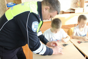 Сотрудники ГАИ Исаклинского района провели мастер-класс для младших школьников пос. Сокский: делали светоотражатели своими руками.