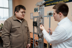 Самарские и китайские исследователи разработали эффективную систему управления спутниками с помощью тросов