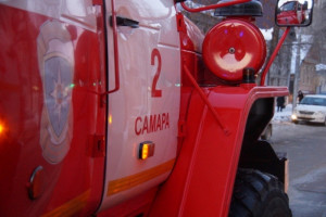 Ребенок и женщина пострадали при пожаре в многоквартирном доме в Самаре