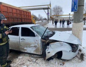 КАМАЗ и «Приора» столкнулись в Безенчукском районе Самарской области