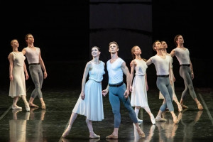 5 марта в 17:00 в САТОБ арт-променад «Гений места» пройдет перед программой одноактных балетов «Пламя Победы»: «Ленинградская симфония» на музыку Дмитрия Шостаковича и «Дом у дороги» на музыку Валерия Гаврилина.