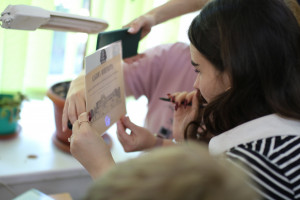 Библиотеки Самарской области стали консультационными и информационными пунктами федеральной программы «Пушкинская карта» , по которой молодые люди в возрасте от 14 по 22 лет могут посетить театры, концертные зала и музеи.