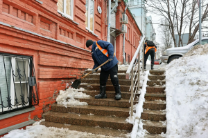 Глава города Самары Иван Носков поручил коммунальным службам активизировать очистку кровель многоквартирных домов, в этих работах задействовано порядка 55 бригад.