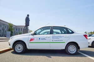 Самарская городская поликлиника №15 Промышленного района в 2025 году получила 6 новых автомобилей Lada Granta.