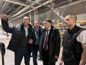 Врио министра промышленности и торговли Самарской области Денис Гурков провел рабочее совещание на площадке завода «Самарский Стройфарфор».