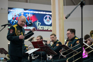 В Самаре военный оркестр Росгвардии поздравил жительниц города с наступающим праздником
