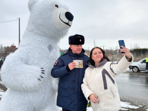 В преддверии Международного женского дня на дорогах Волжского района царила теплая праздничная атмосфера.