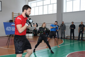 Накануне Международного женского дня утро для учащихся школы №11 утро началось не с поздравлений. Старшеклассницам подарили нечто более ценное — чувство уверенности в себе и несколько приёмов, которые могут помочь.