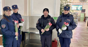 В преддверии Международного женского дня сотрудники Сызранского ЛО МВД России на транспорте совместно с представителями общественного совета при линейном отделе поздравили женщин с наступающим праздником.