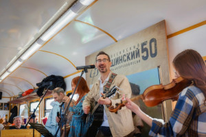 Пассажиры «Грушинского экспресса», отправившегося утром 7 марта из Самары в Тольятти, стали зрителями необычного концерта.