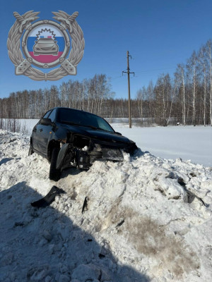 9 марта в Борском районе на 11,5 км автодороги «Долматовка — Комсомольский» Lada Granta врезалась снежный вал на обочине, водитель госпитализирован.