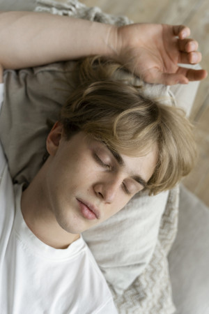 В подмосковном Егорьевске 9 марта спасателям пришлось ломать дверь квартиры из-за тревожной матери, которая не смогла дозвониться до 14-летнего сына.