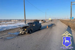 18-летняя девушка в Самаре врезалась на иномарке в столб