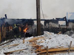 11 марта утром в ГКУ СО «Центр по делам  ГО, ПБ и ЧС» поступило сообщение о том, что в селе Валы горит кровля здания строительной базы.
