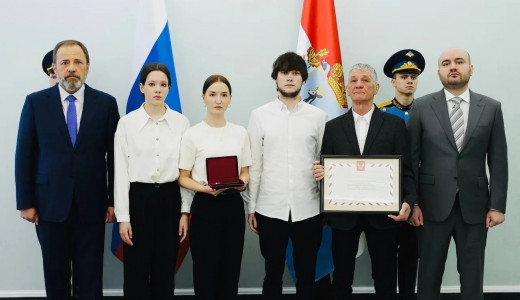 В четверг, 12 марта, Игорь Комаров и Вячеслав Федорищев в присутствии командования ЦВО вручили медаль «Золотая Звезда» семье участника СВО Героя РФ Ильсура Беляева, погибшего при выполнении воинского долга.