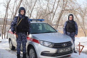 В Самарской области росгвардейцы пришли на помощь женщине с ребенком, которых сбил автомобиль