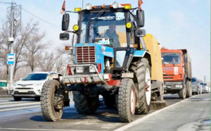 13 марта на уборку вышли вакуумно-подметальная машина «Пума» — она очищает прилотковую часть дорог,  а также КДМ, оборудованная для мойки ограждений.