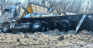 13 марта на трассе М-5 в Ставропольском районе съехал с дороги и опрокинулся тягач SITRAK с полуприцепом, перевозивший комплектующие для пластиковых окон.