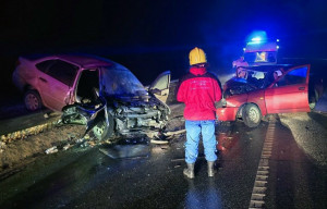 14 марта ночью на трассе М-5 около поворота на город Октябрьск столкнулись два легковых автомобиля.