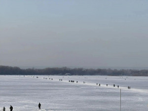 Инспекторы ГИМС СО и спасатели патрулируют места массового выхода на лед и предупреждают о реальной опасности провала.