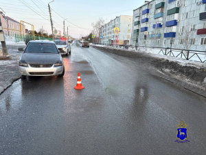 В Октябрьске водитель ехал задним ходом и сбил женщину