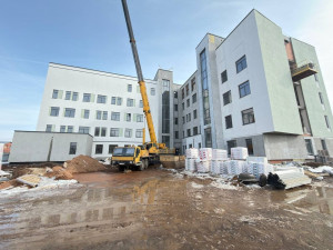 В ходе рабочего визита в Кинельскую ЦРБ министр здравоохранения Самарской области Андрей Орлов посетил строящееся здание новой поликлиники.