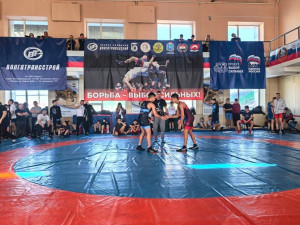 На стадионе «Металлург» в Самаре сошлись больше ста спортсменов со всей области. Здесь в рамках федерального партийного проекта «Выбор сильных» прошли соревнования по вольной борьбе.