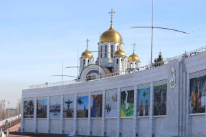 В преддверии 10-летия Росгвардии на склоне площади Славы в Самаре открылась цифровая фотовыставка «Всегда на страже».