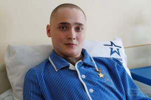 Андрей Белоусов отметил подвиг и мужество Сергея Ярашева, пожелал скорейшего выздоровления и передал поздравления от Верховного Главнокомандующего ВС РФ Владимира Путина.