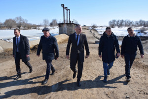 Министр природных ресурсов и экологии Самарской области Артем Ефимов и глава Пестравского района Сергей Ермолов оценили ход капитального ремонта переливной плотины через реку Большой Иргиз в селе Пестравка.