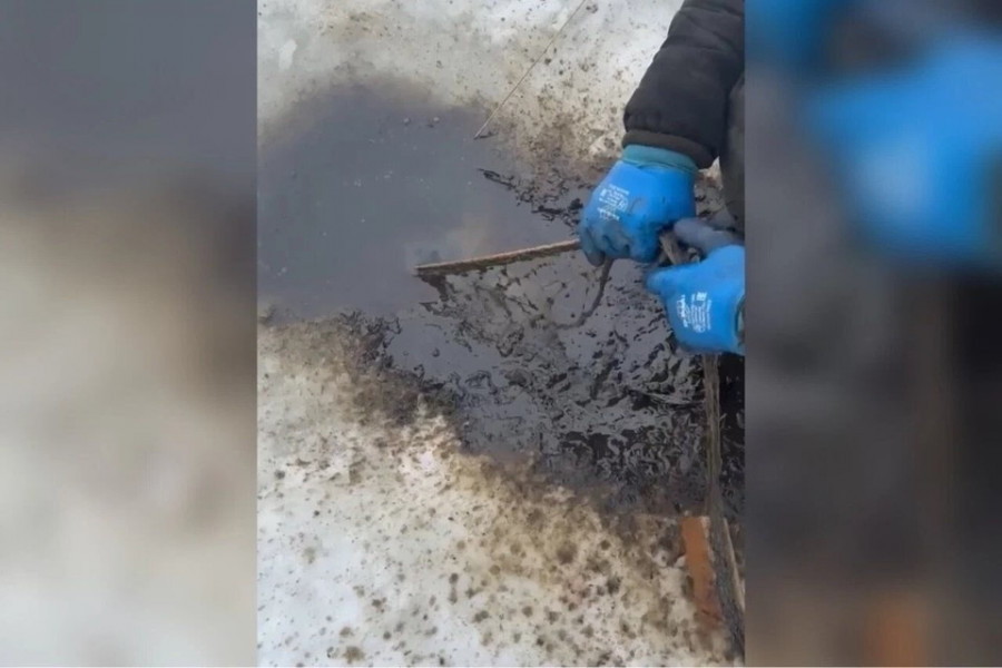 В затоне острова Грязи под Самарой обнаружили нефтяные пятна подо льдом