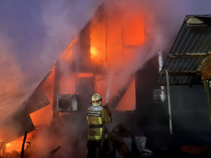 26 марта в ГКУ СО «Центр по делам ГО, ПБ и ЧС» поступило сообщение о том, что в селе Черноречье в садовом товариществе «Надежда» горит дом.