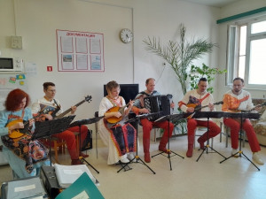 В военном клиническом госпитале в п.г.т. Рощинский выступил Ансамбль народных инструментов «Волга-фолк Бэнд» под руководством Дмитрия Буцыкова.