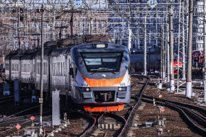 Народная программа «ЕР» и РЖД подразумевает трансформацию ж/д вокзалов в комфортные и современные общественные пространства – с развитой инфраструктурой и безбарьерной средой, что повысит качество поездок по всей стране.