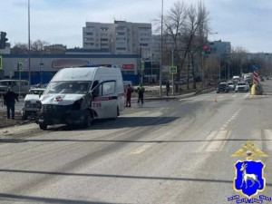 В Самаре четыре человека пострадали в ДТП с участием авто скорой помощи и «Нивы»