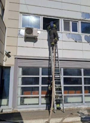 В Сызрани на базе физкультурно-оздоровительного центра (ФОК) "Надежда" состоялись тренировочные пожарно-тактические учения.