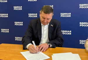 Депутат ГД РФ, член фракции «Единая Россия» Андрей Трифонов лично подал документы в Региональный оргкомитет по предварительному голосованию для участия во внутрипартийном отборе. Парламентарий намерен продолжить работу в российском парламенте.