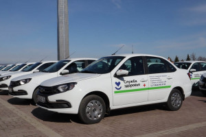 В 2025 году автопарк Самарской городской поликлиники № 4 Кировского района пополнился 5 новыми автомобилями Lada Granta благодаря национальному проекту "Продолжительная и активная жизнь".