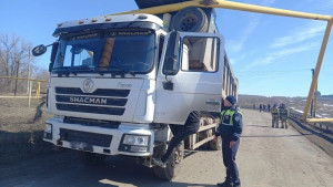 31 марта в поселке Серноводск на газовую трубу наехал грузовым автомобилем SHACMAN.